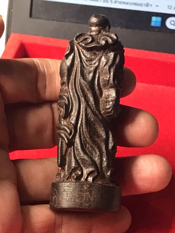 ท่านกวนอู ไม้แกะ มีรอยจาร เนื้อไม้มีสีดำ น้ำหนักไม่มากนัก ได้มาจากอดีตพระวัดพระพุทธบาทห้วยต้ม ชื่อพระจอดี้ เคยรับใช้ครูบาวงศ์ราว ๆ ปี 2537-2543 ท่านเล่าว่าท่านได้มาประมาณปี 2538 ช่างไทยใหญ่แกะถวายให้ครูบาวงศ์เสก เพื่อบูชาติดตัวไปทำงานที่อื่น