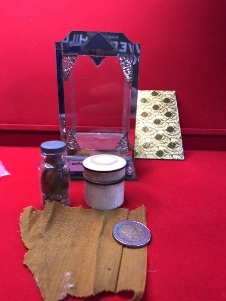 ทันตธาตุหลวงปู่ครูบาชัยยะวงศา พร้อมผ้าจีวรและพระธาตุข้าวบิณฑ์