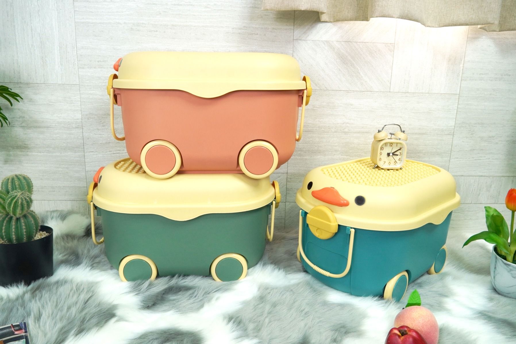Storage box กล่องเก็บของเล่น พลาสติก ลายเป็ด มีล้อ มีฝา 46x31x27 cm