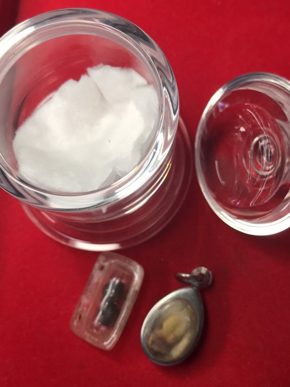 พระทันตธาตุ และเม็ดประคำ ครูบาอินโต คัธวังโส วัดบุญยืน จ.พะเยา ได้มาจากครูประหยัด อายุ ๖๐ ปี (บันทึก พ.ศ.๒๕๖๖) เคยสอนอยู่ที่โรงเรียนสันโค้ง จ.เชียงราย ปัจจุบัน (พ.ศ.๒๕๖๖) เกษียณอายุแล้ว