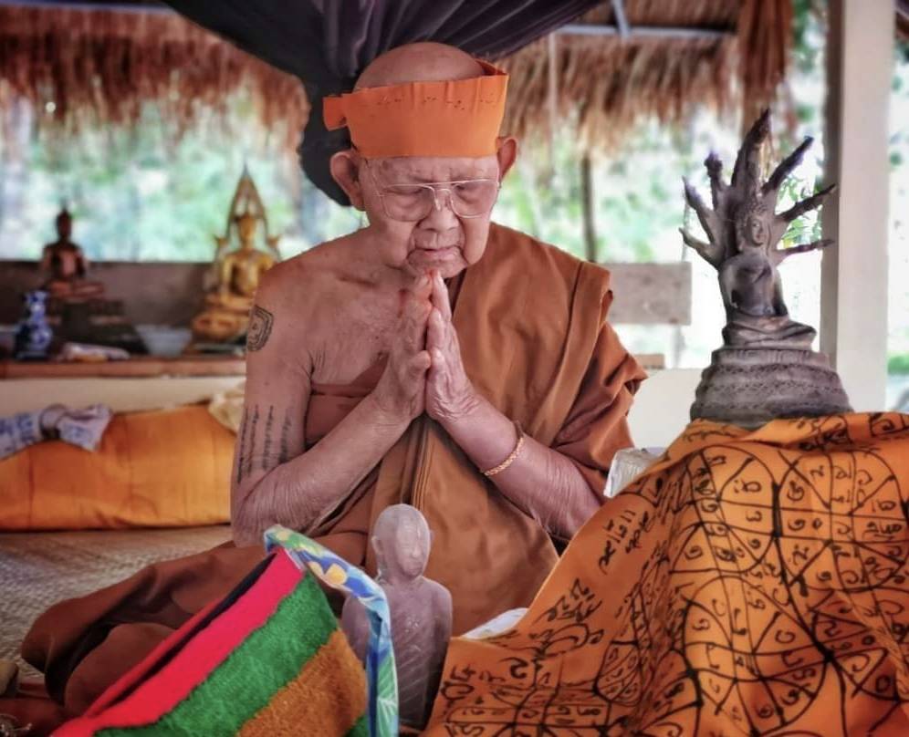 ผ้ายันต์เพชรหลีก ผ้ายันต์สารพัดนึก (จารมือ) หลวงปู่สิงห์โต จิตตธัมโม สำนักสงฆ์ป่าทรงธรรม จ.อุบลราชธานี