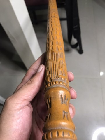 ไม้เท้าครูบาชัยยะวงศา เล่มนี้ ไม่มีจาร ได้มาจากชาวกะเหรี่ยงท่านหนึ่ง ปัจจุบัน (ปี 2565) อายุ 80-90 ปีแล้ว ตอนที่ไปเอาไม้เท้านี้ เพื่อน ๆ เพื่อนบ้านคุณลุงท่านก็ไปเอาไม้เท้าที่บ้าน ของตัวเองให้ นำมารวม ๆ กัน จึงได้มา 5 เล่มในคราวเดียวกัน