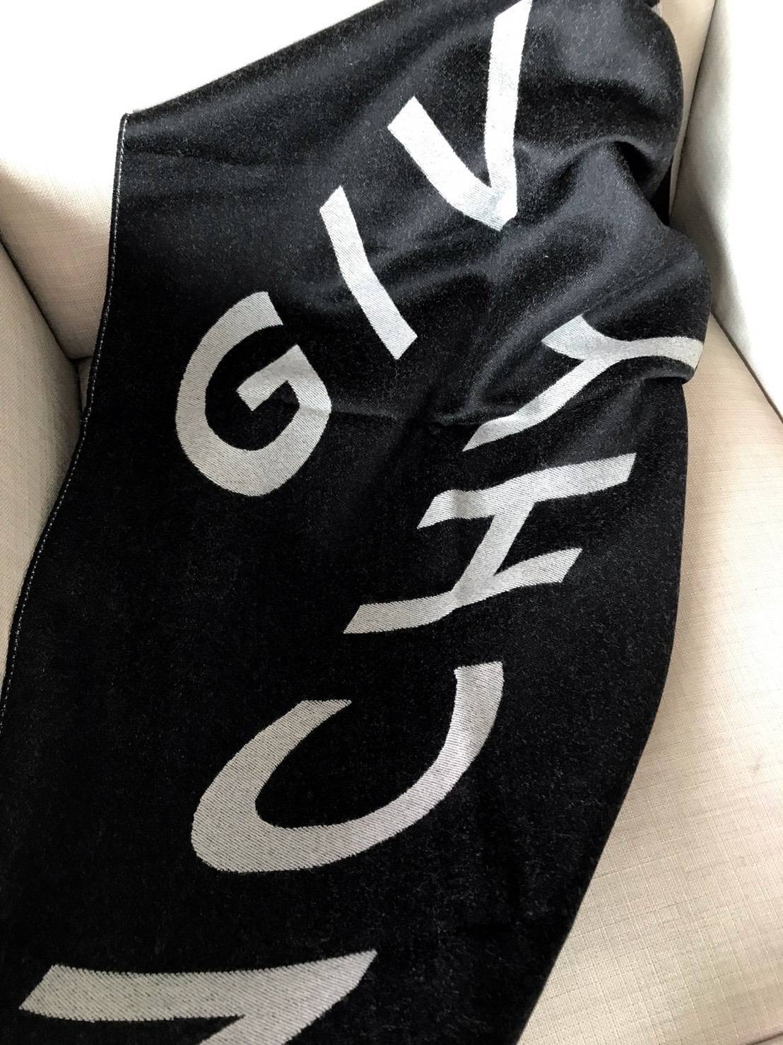 New Givenchy 🧣 Scarf Size 180 x 45 cm. 100% wool (ขนสัตว์ 100%) อุ่นมากกก