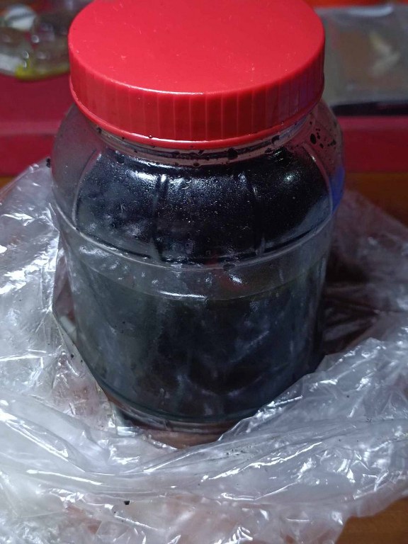 ขวดละ 3500 กากน้ำมันมนต์ และน้ำมันมนต์ ปี 2531 ครูบาสุรินทร์ วัดหลวงศรีเตี้ย ต.ศรีเตี้ย อ.บ้านโฮ่ง จ.ลำพูน ได้มาจากลุงชื่น อายุ 72 ปี (บันทึก พ.ศ.2567) ท่านเป็นคนบ้านศรีเตี้ย เมื่อก่อนนี้ท่านช่วยหามวลสารและช่วยงานพิธีปลุกเสกน้ำมันมนต์