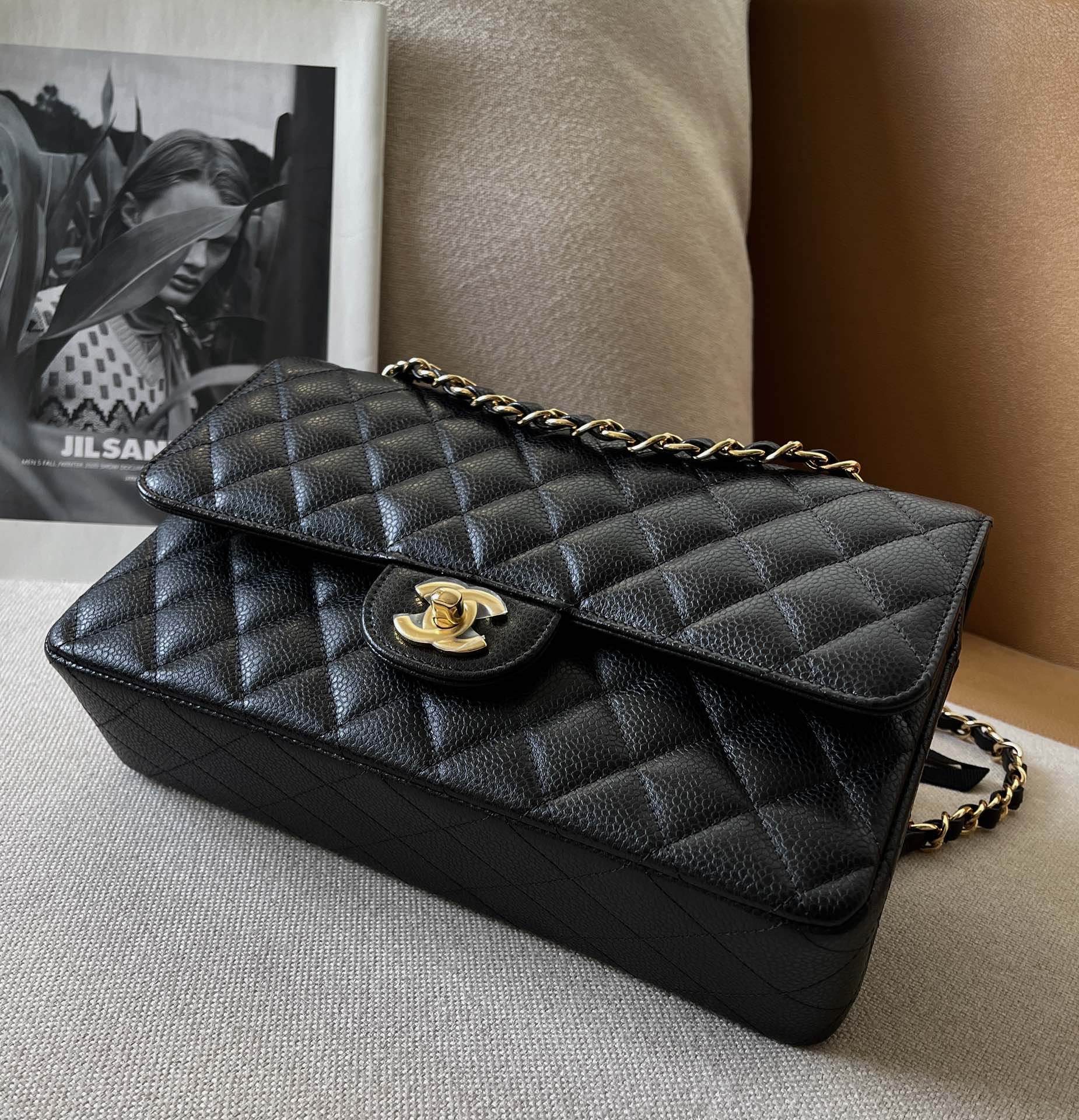 [Pre-order] กระเป๋า Chanel Classic 10” Caviar GHW คลาสสิคตลอดกาล หนังคาเวียร์ตัดเย็บด้วยหนังนำเข้าเกรดที่ดีที่สุด