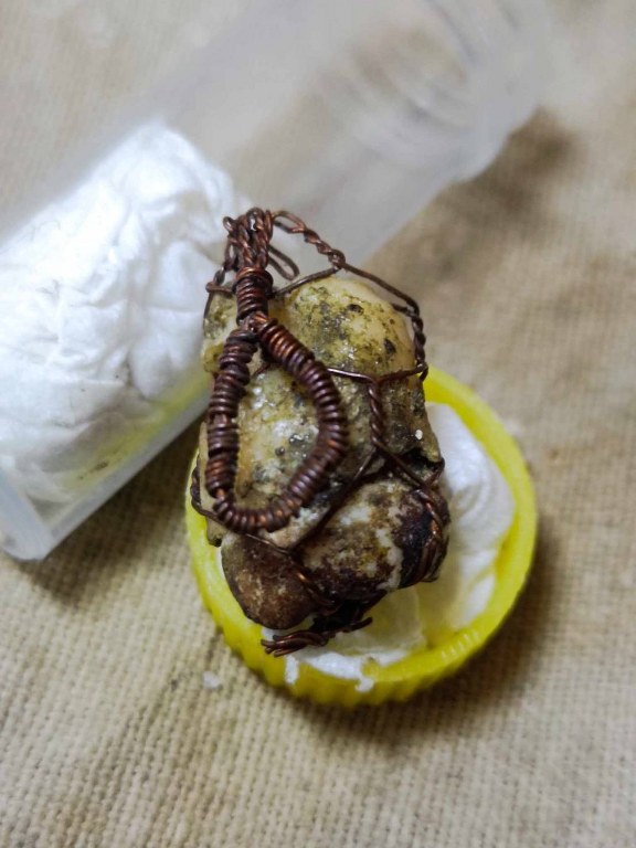 พระทันตธาตุ ครูบาดวงทิพย์ วัดสันป่ายาง อ.แม่แตง จ.เชียงใหม่ องค์นี้เจ้าของเดิมคือ พ่อหนานคำ เป็นหมอยารักษาแบบพื้นบ้านล้านนา เสียชีวิตแล้วเมื่อปี 2530 ต่อมาได้สืบทอดตกมาอยู่ที่จ่าณรงค์ เป็นตำรวจอยู่ อ.แม่แตง จ.เชียงใหม่ ปัจจุบันอายุ 58 ปี (พ.ศ.2566)