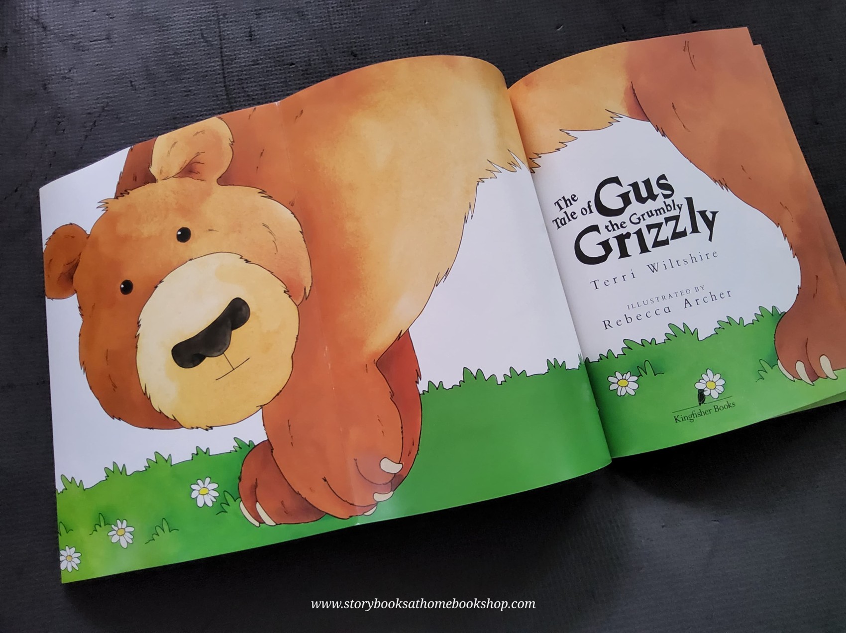 หนังสือนิทานปกอ่อน** 🍅🍅THE TALE OF GUS THE GRUMBLY GRIZZLY (FOLD-OUT)