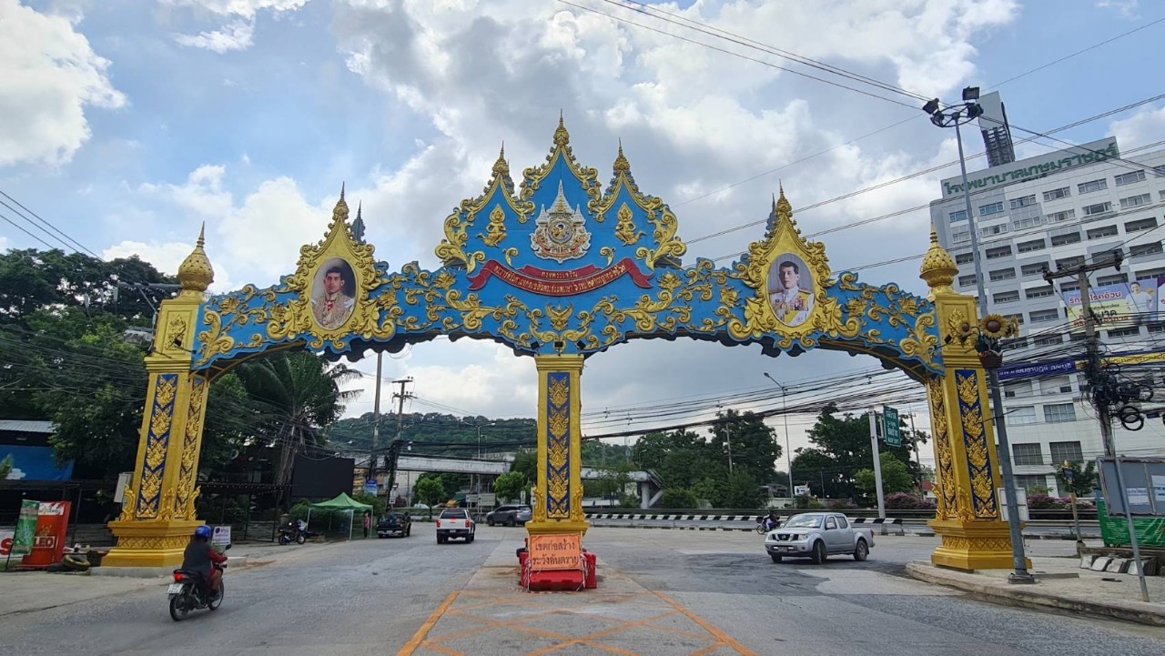 ซุ้มประตูเมืองแบบสามเสา