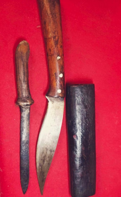 มีดหมอ มีรอยจาร และมีดทำน้ำมนต์ ครูบาชัยยะวงศา ได้มาจากลูกศิษย์ครูบาวงศ์ ปัจจุบัน อายุ 58 ปี ท่านเป็นหมอยารักษาชาวบ้านแถวนั้น ชื่อหนานวิระชัย หรือชาวบ้านเรียกว่าหมอวิระชัย เคยบวชเรียนที่วัดห้วยต้ม ตั้งแต่เป็นเณร เมื่อปี 2525 ถึงปี 2545