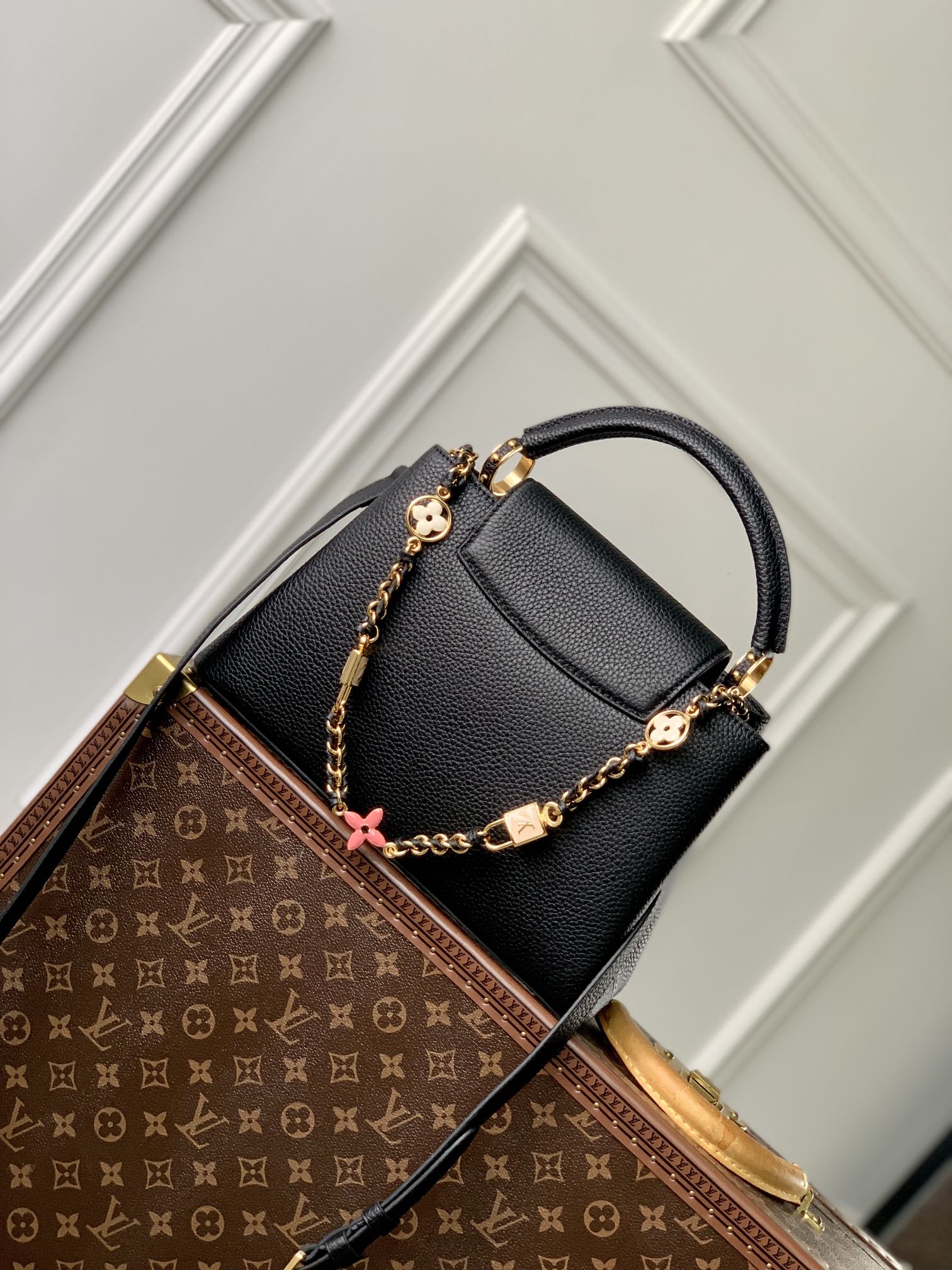 [Pre-order]กระเป๋าสะพาย LOUIS VUITTON Taurillon Leather Capucines งานคุณภาพที่ดีที่สุด