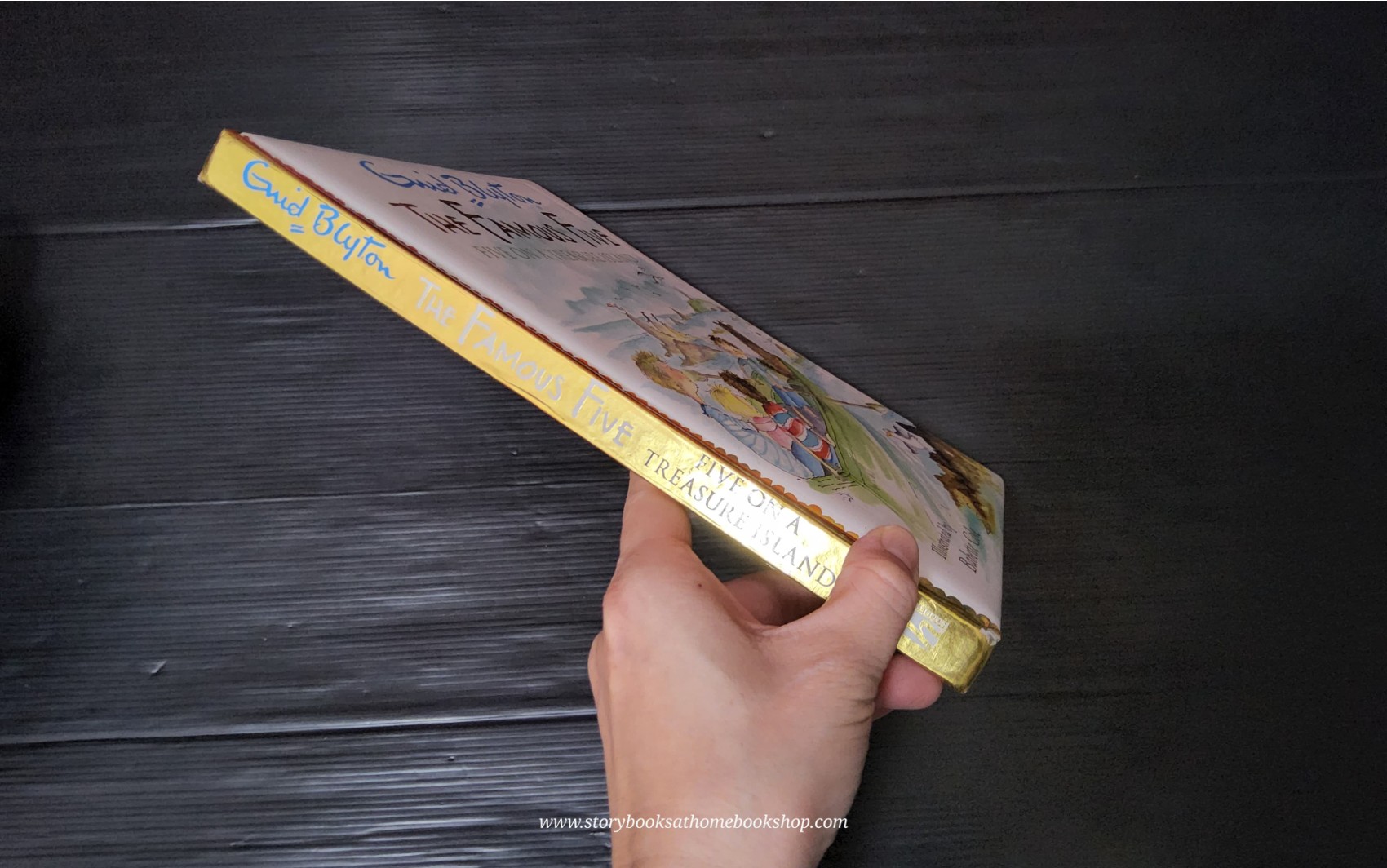 หนังสือนิทานปกแข็ง ** ♥️♥️THE FAMOUS FIVE:FIVE ON A TREASURE ISLAND BY ENID BLYTON