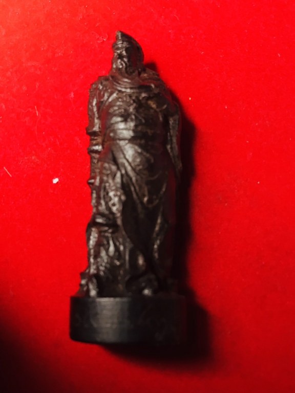 ท่านกวนอู ไม้แกะ มีรอยจาร เนื้อไม้มีสีดำ น้ำหนักไม่มากนัก ได้มาจากอดีตพระวัดพระพุทธบาทห้วยต้ม ชื่อพระจอดี้ เคยรับใช้ครูบาวงศ์ราว ๆ ปี 2537-2543 ท่านเล่าว่าท่านได้มาประมาณปี 2538 ช่างไทยใหญ่แกะถวายให้ครูบาวงศ์เสก เพื่อบูชาติดตัวไปทำงานที่อื่น