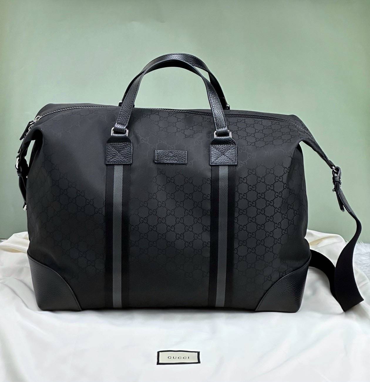 New Gucci nylon Travel Bag กระเป๋า เดินทาง ใส่ของได้จุๆไปเลย ผู้ชาย/ผู้หญิงใช้ได้