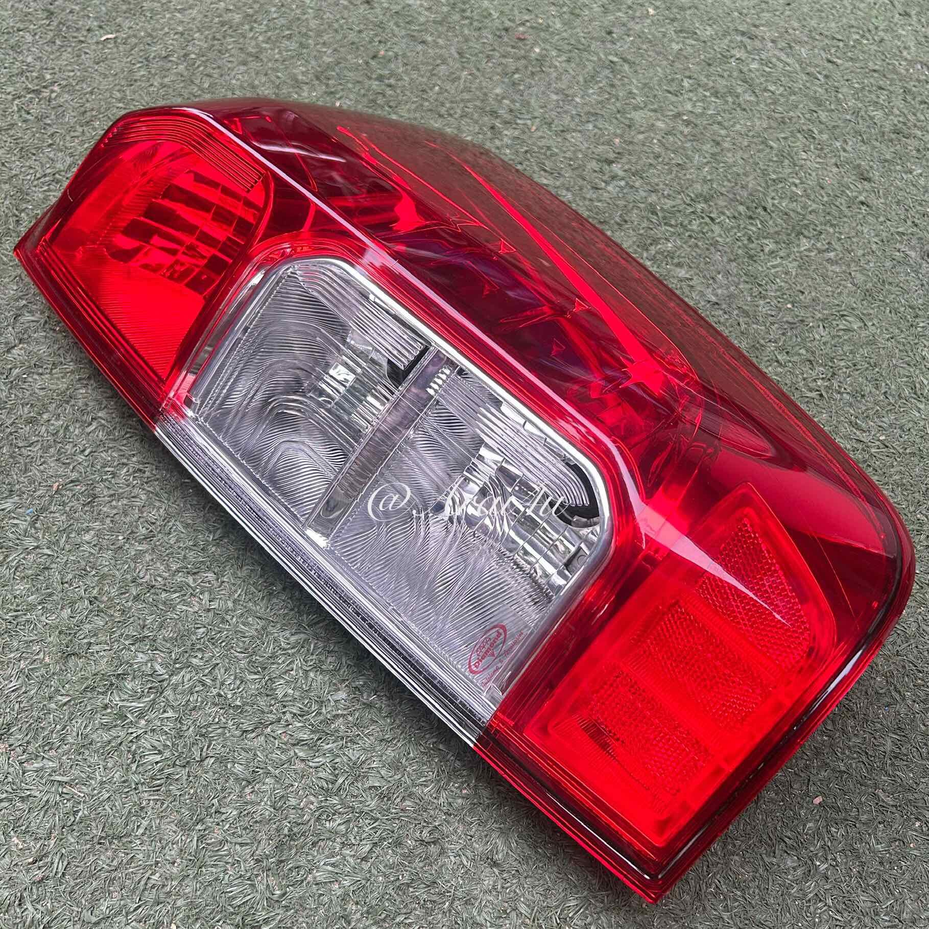 ไฟท้าย NISSAN NAVARA NP300 RH ข้างขวา ปี 2014-20