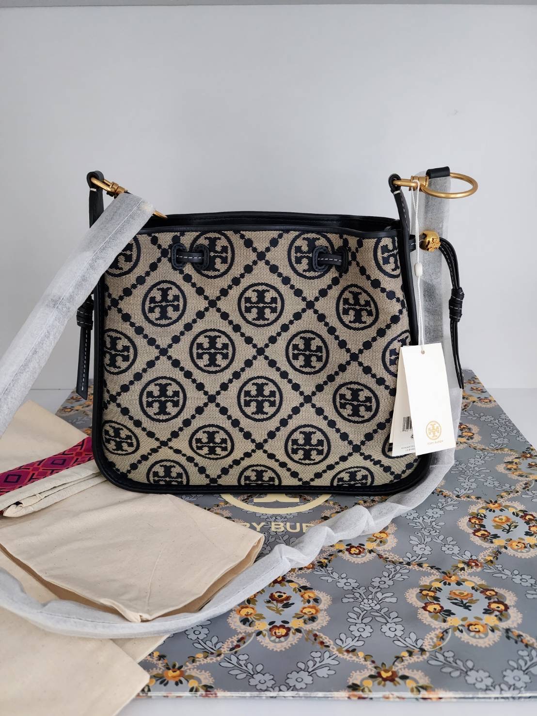 พร้อมส่ง New TORYBURCH T MONOGRAM JACQUARD BELL BAG (shop) SIZE: 11.6" (L) x 9.2" (H) x 3.2" (D) อุปกรณ์ ป้าย ถุงผ้า