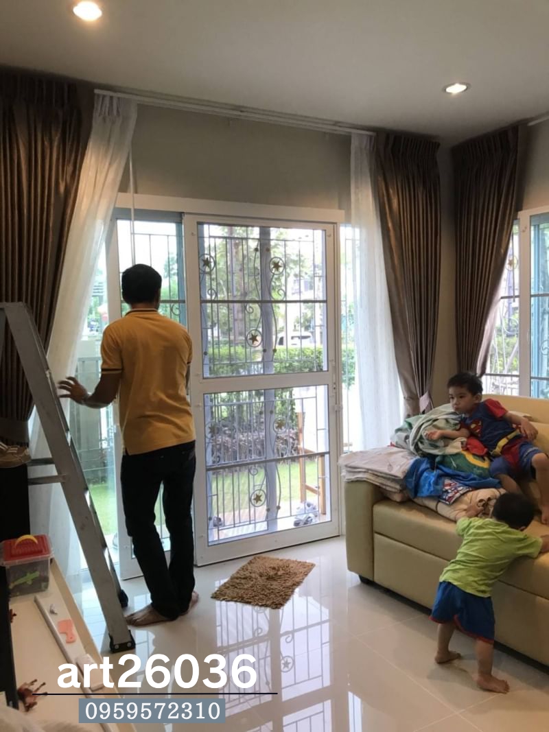 เหล็กดัดพร้อมมุ้งลวด ลายดาว กระจกบานเลื่อน