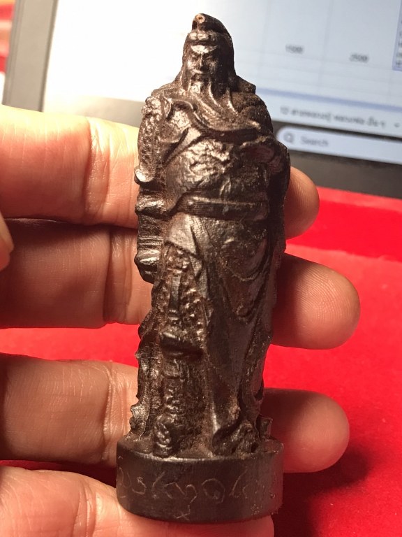 ท่านกวนอู ไม้แกะ มีรอยจาร เนื้อไม้มีสีดำ น้ำหนักไม่มากนัก ได้มาจากอดีตพระวัดพระพุทธบาทห้วยต้ม ชื่อพระจอดี้ เคยรับใช้ครูบาวงศ์ราว ๆ ปี 2537-2543 ท่านเล่าว่าท่านได้มาประมาณปี 2538 ช่างไทยใหญ่แกะถวายให้ครูบาวงศ์เสก เพื่อบูชาติดตัวไปทำงานที่อื่น