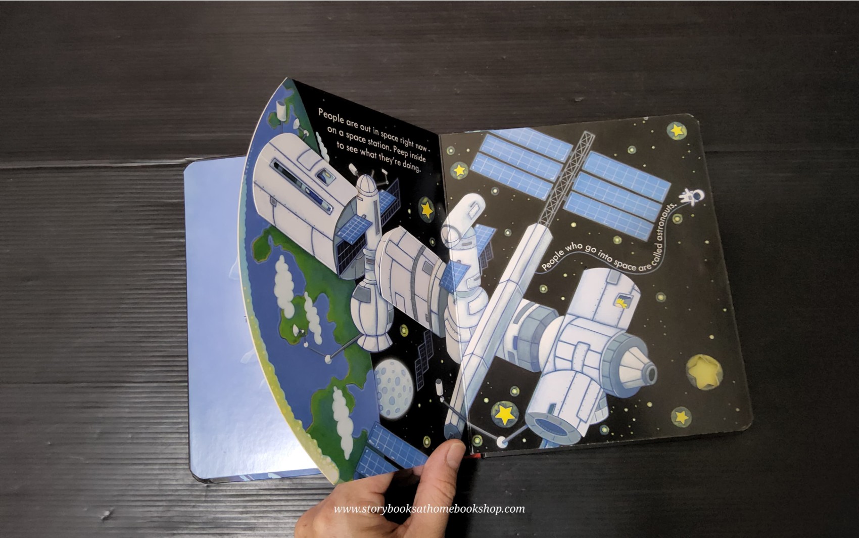 PEEP AND FLAP BOARD BOOK ** ð
ð
USBORNE PEEP INSIDE SPACE