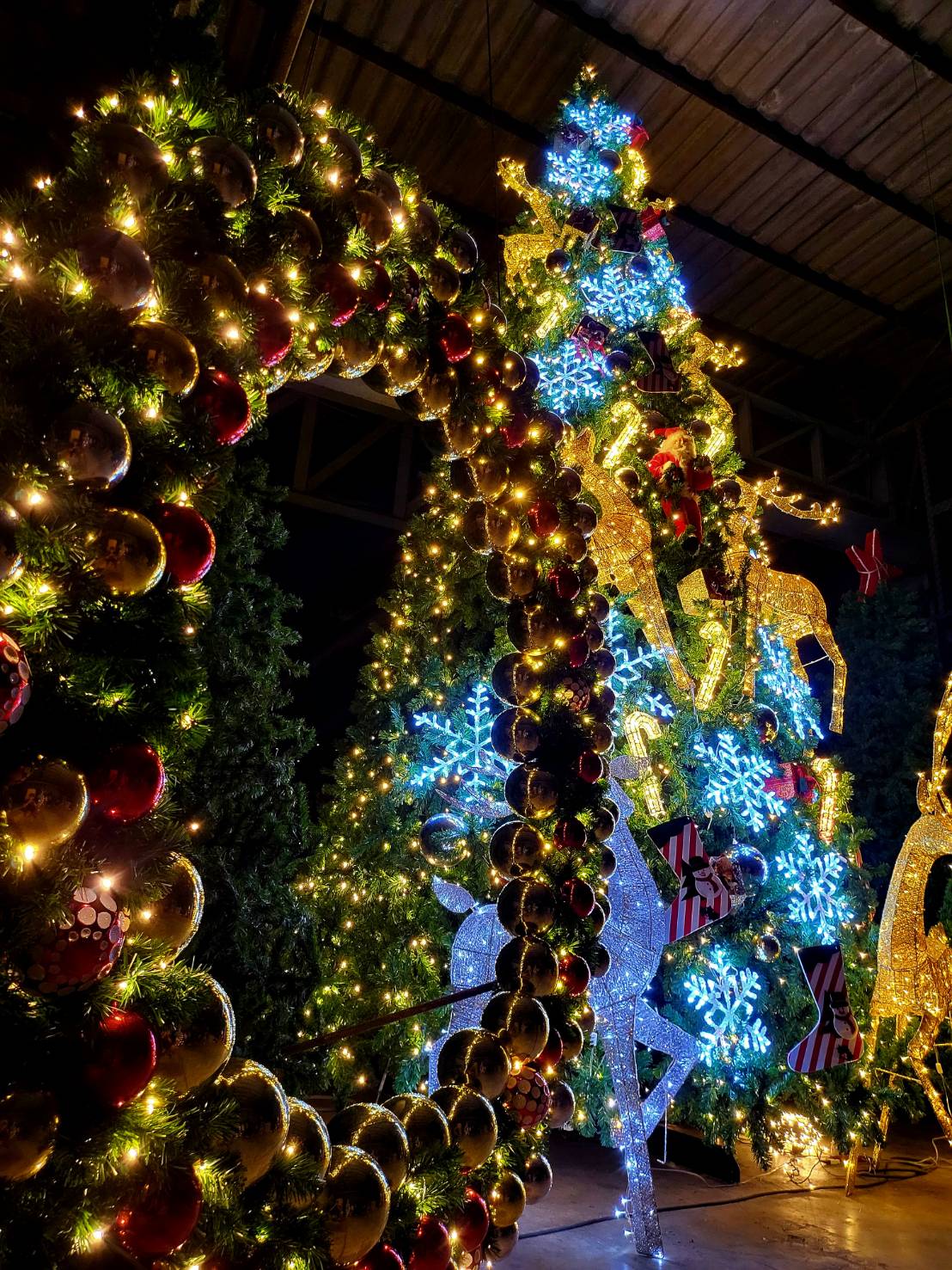 ต้นคริสต์มาสปลอมขนาดใหญ่ 6เมตร.พร้อมตกแต่ง