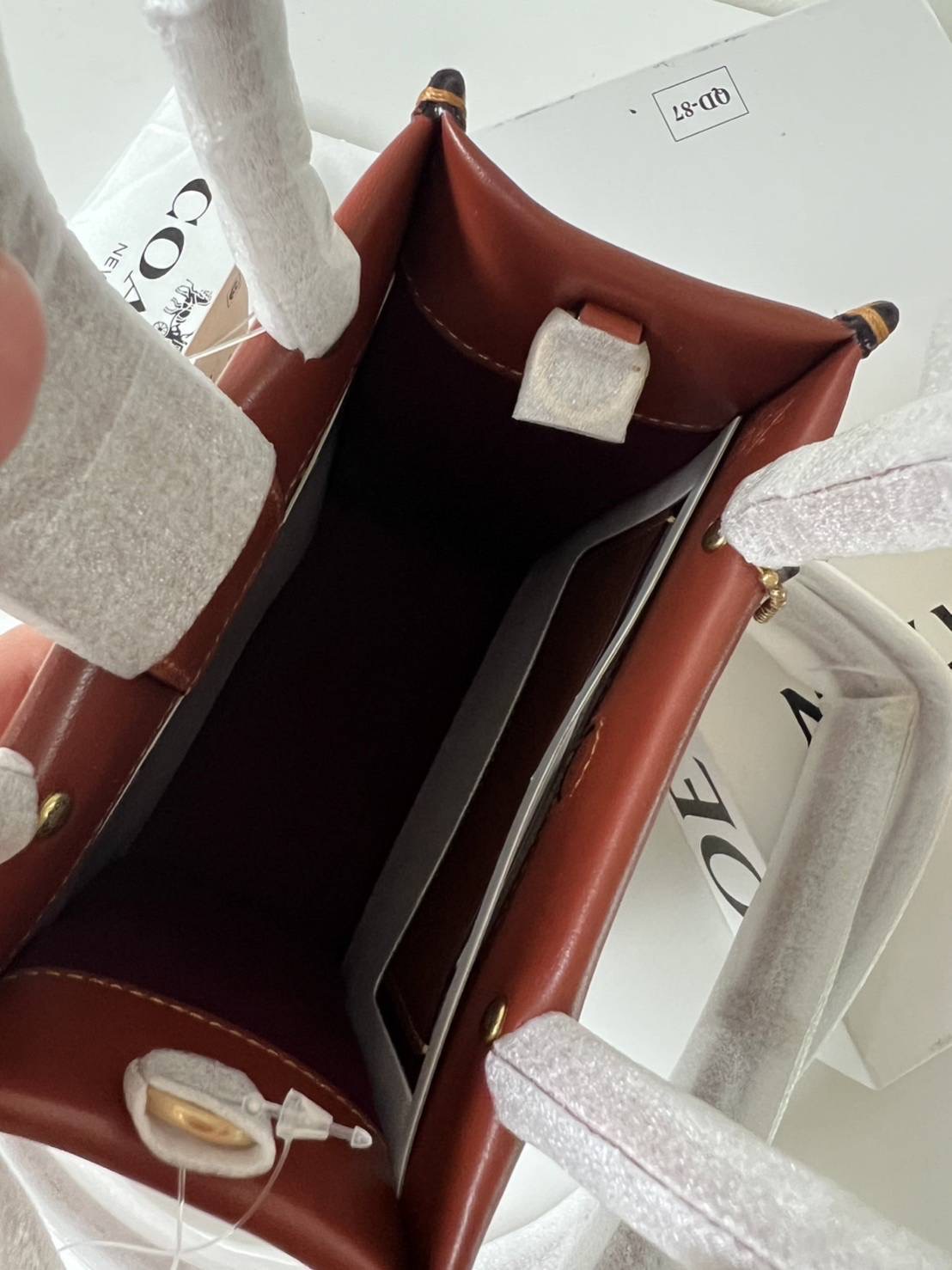 NEW COACH MINI CASHIN TOTE IN SIGNATURE CANVAS มีสายสะพายยาว ปรับระดับได้ 14cm (L) x 17cm (H) x 7.5cm (W) อุปกรณ์. ถุงผ้า/ป้ายราคา/แคร์การ์ด