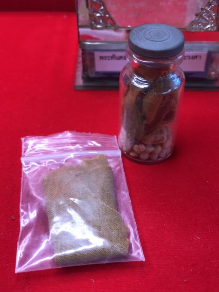 ทันตธาตุหลวงปู่ครูบาชัยยะวงศา พร้อมผ้าจีวรและพระธาตุข้าวบิณฑ์