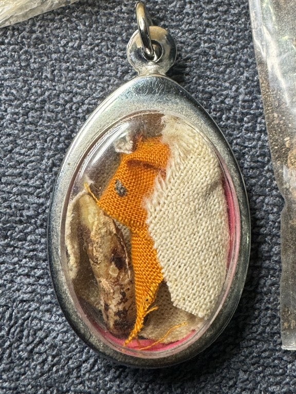 พระทันตธาตุครูบาเมือง วัดท่าแหน จ.ลำปาง พระทันตธาตุ ครูบาเมืององค์นี้ได้มาจากคุณลุงประเสริฐ อายุ 82 ปี ปัจจุบันยังมีชีวิตอยู่ (พ.ศ.2567) คุณลุงประเสริฐท่านเคยเป็นครูสอนในจังหวัดลำปาง ท่านสอนและย้ายโรงเรียน หลายที่ในจังหวัดลำปาง