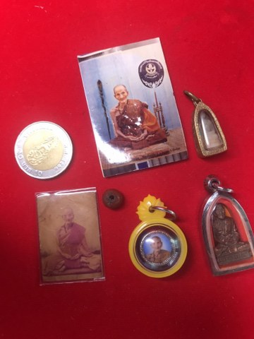 ๑. พระทัตธาตุ ครูบาแก้ว สุทโธ ๒.รูปถ่ายด้านหลังติดจีวร ๓. ล็อกเกตรุ่นแรก ปี ๑๘ ๔. เม็ดประคำจำนวน ๑ เม็ด ๕. รูปถ่ายด้านหลังติดพลอยคำ และ ๖.รูปหล่อรุ่น ๑ ของหลวงปู่แก้ว สุทโธ วัดดอยโมคลาน จ.เชียงใหม่