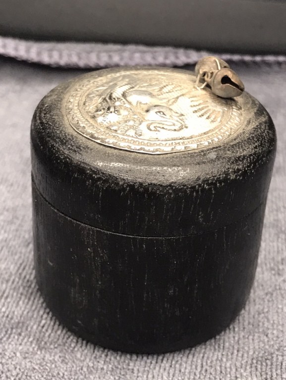 พระทันตธาตุ ครูบาเงิน วัดกอโชค จ.เชียงใหม่่ พระทันครูบาเงินนี้ ได้รับมาจากคุณอภิรักศ์ ท่านเป็น ผอ. โรงเรียนวัดท่ากาน อ.สันป่าตอง จ.เชียงใหม่ อายุ 52 ปี (บันทึก พ.ศ.2567) โดยได้รับมาจากคุณพ่อของท่าน ชื่อตานัน คุณตานัน เขียวคำ ท่านเสียเมื่อปี 2560