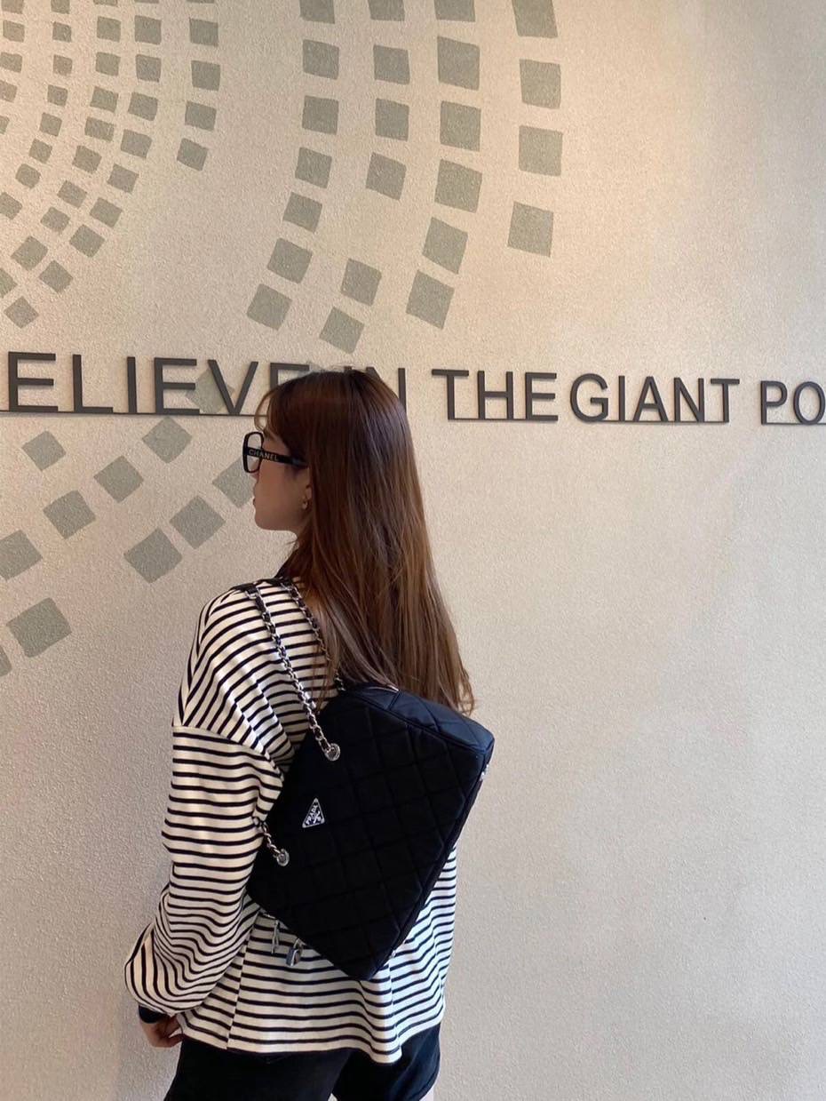 โปร New Prada Impuntu Nylon Shoulder bag 2024 ขนาด 12 x 8 x 4 นิ้ว