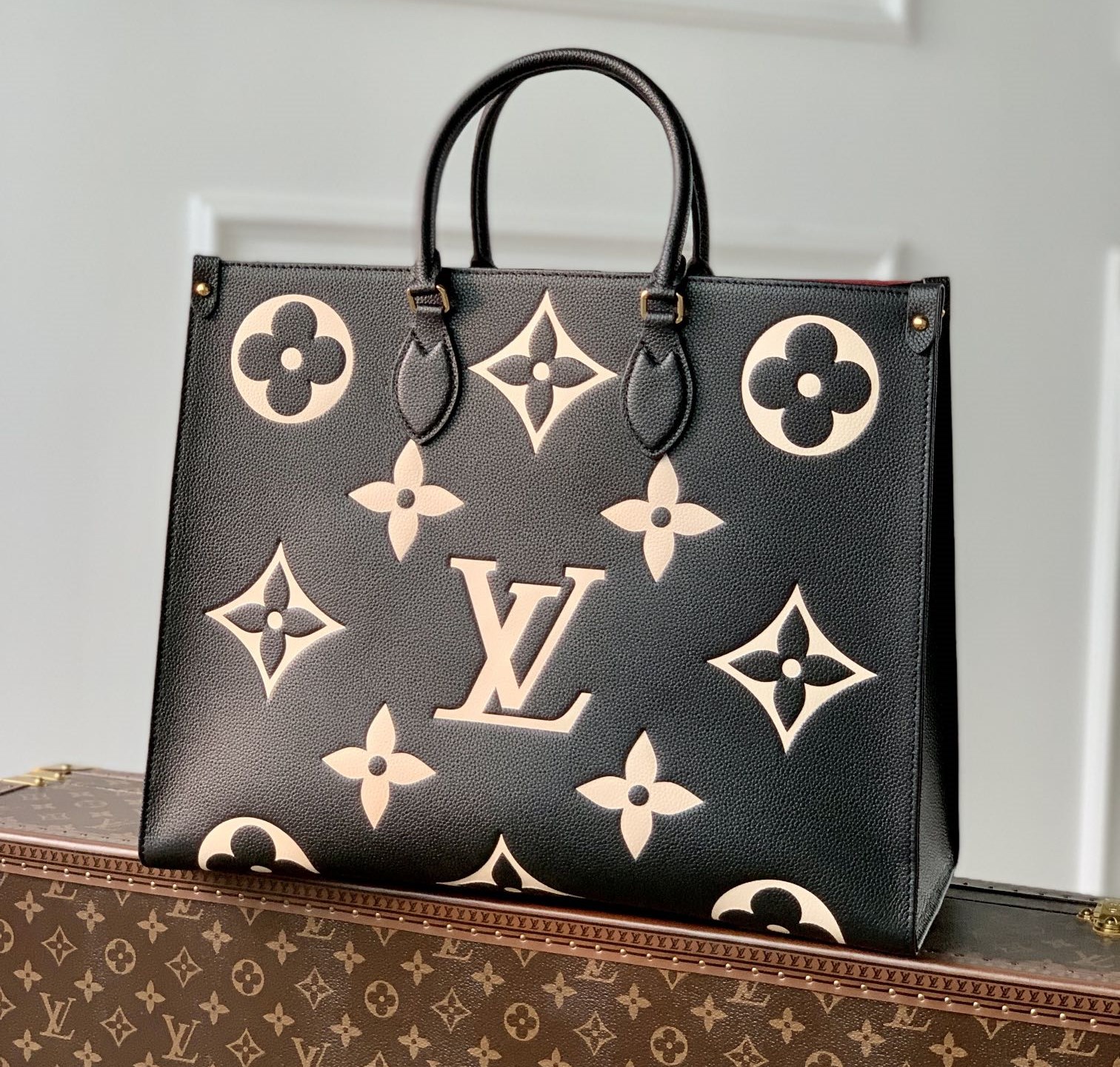 [Pre-order]กระเป๋า Tote bag Louis Vuitton Black Beige OnTheGo Embossed-M45945 งานคุณภาพที่ดีที่สุด