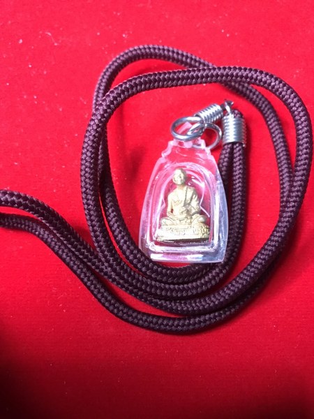 รูปหล่อหลวงปู่ครูบาชัยยะวงศา วัดพระะพุทธบาทห้วยต้ม พร้อมเลี่ยมและเชือกจากวัด เมื่อตอนเช่ามา ทางวัดติดป้ายไว้ว่า ปี ๒๕๒๕ แต่ผมว่าน่าจะเป็นปี ๒๕๓๕ มากกว่าครับ