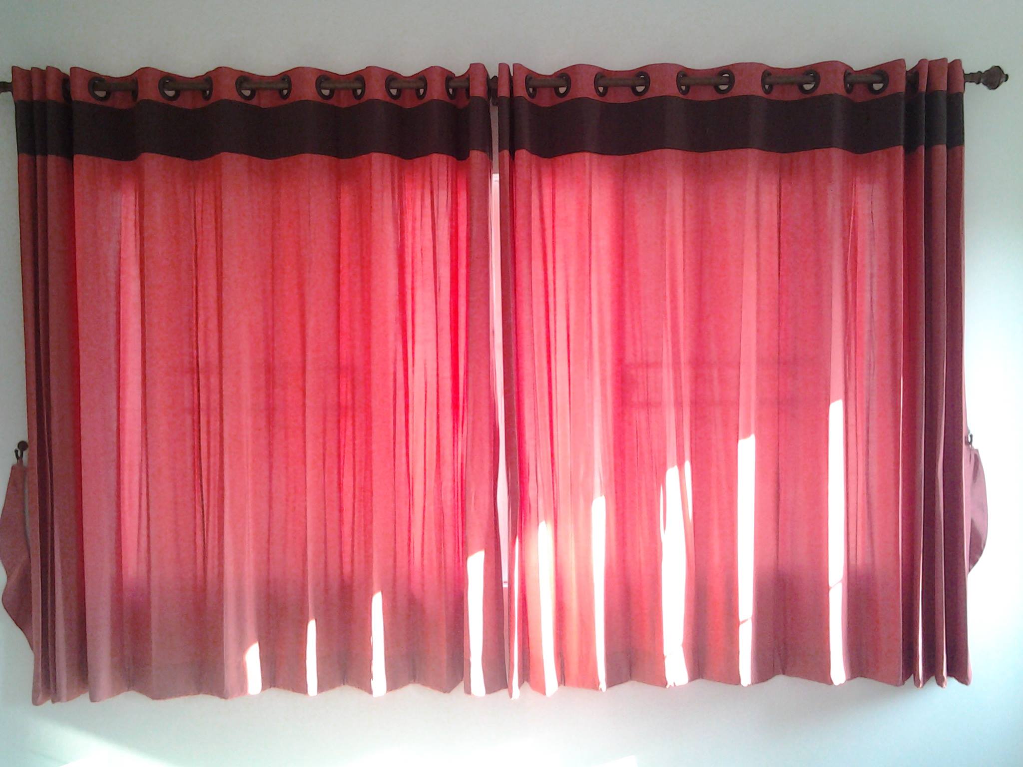 ผ้าม่านตาไก่ สีแดง เพิ่มพลังบวก สีสันในห้อง