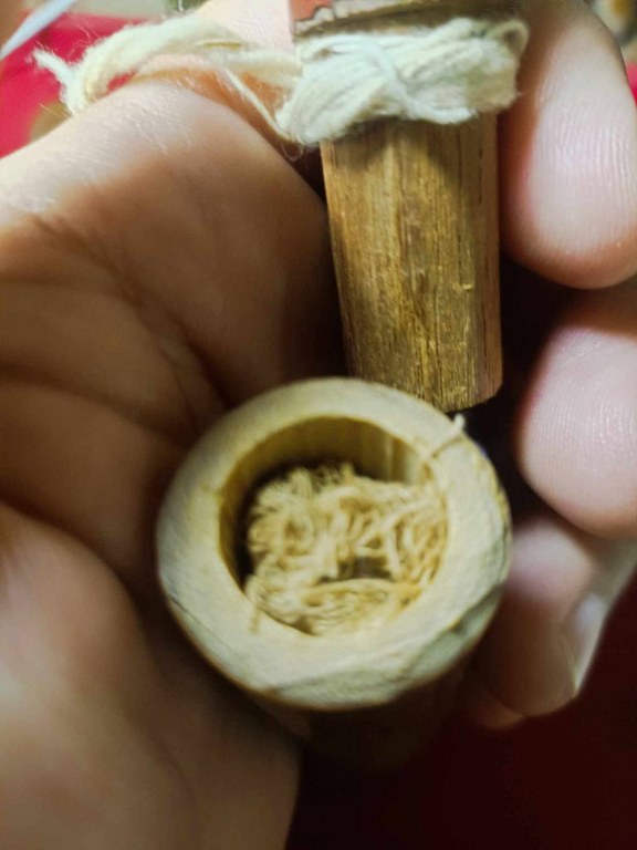 พระทันตธาตุและมีดหมอ ครูบาอิ่นแก้ว วัดสันลิมไม้ อ.แม่สาย จ.เชียงราย ชุดนี้ได้มาจากลุงหนายชัย ซึ่งได้ทั้งพระทันตธาตุและมีดหมอ มาจากศิษย์รับใช้ครูบาอิ่นแก้ว ชื่อลุงแดง ท่านเสียแล้วปี 2550 พระทันตธาตุเก็บไว้ในกระบอกไม่ไผ่ มีชิ้นผ้ารองพระทันตธาตุอยู่