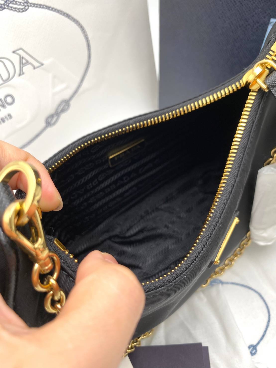 New Prada nylon *ล็อตใหม่ไม่มีการ์ดแข็ง ขนาด : Width: 22cm x Height: 18cm x Depth: 6.5cm