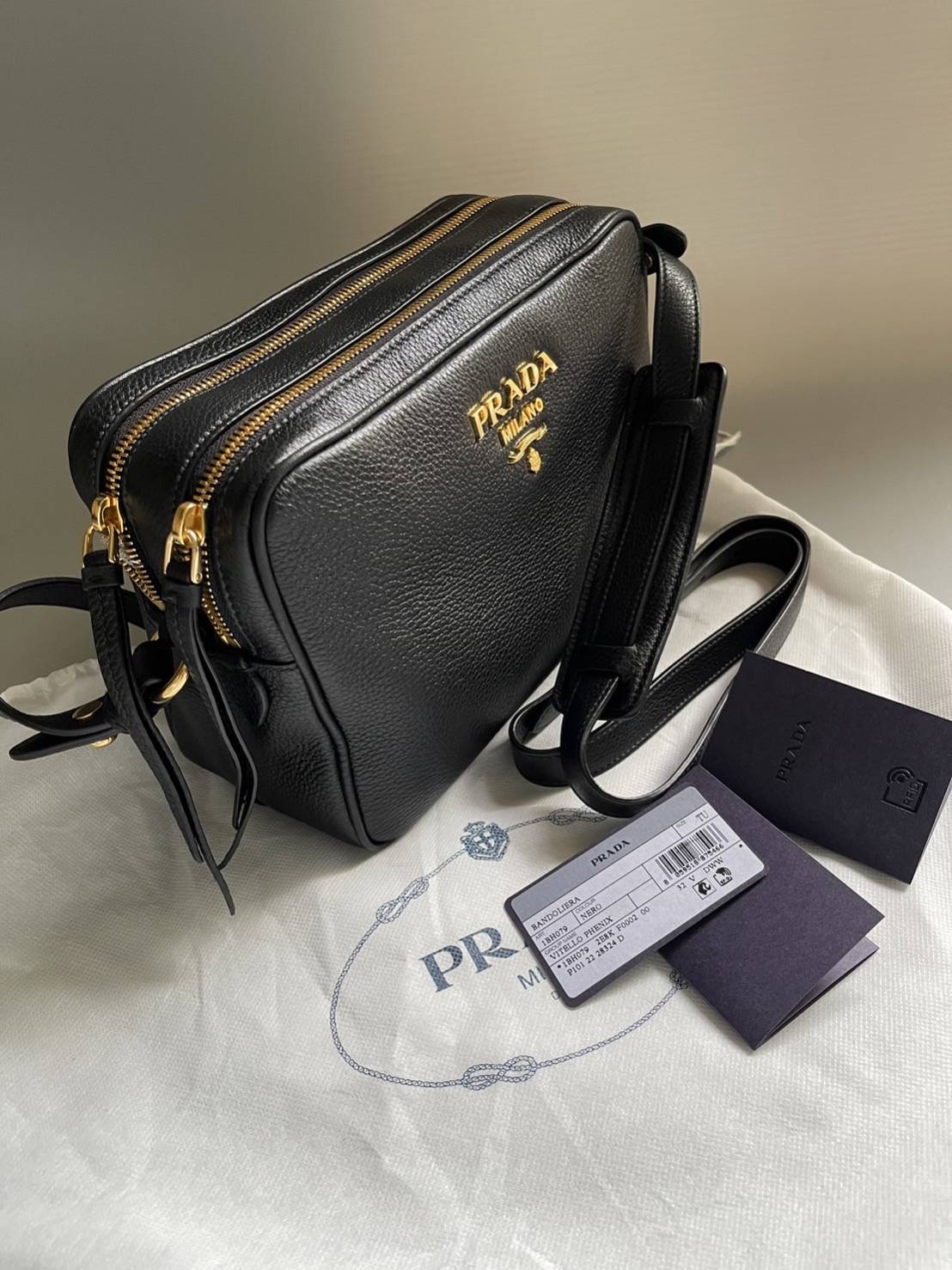 Lot นี้ราคาเดิมนะคะ รอบหน้าราคาใหม่จ้า New Prada Camerabag 2ซิป หนังดำอะไหล่ทอง น้ำหนักเบา ใส่ของได้เยอะ สายปรับได้