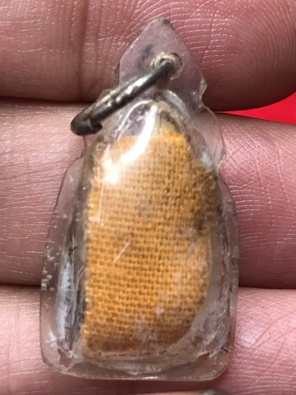 พระทันตธาตุ ครูบาแสง วัดร้องกองข้าว จ.เชียงใหม่ ได้มาจากกำนันคำ อดีตกำนันบ้านปากกอง อ.สารภี จ.เชียงใหม่ ปัจจุบันอายุ 86 ปี (บันทึก พ.ศ.2566) กำนันคำได้พระทันตธาตุครูบาแสง ได้มาเมื่อปี พ.ศ.2535 ได้มาจากลูกศิษย์ครูบาแสน ชื่อหนานเสม คน อ.สันกำแพง