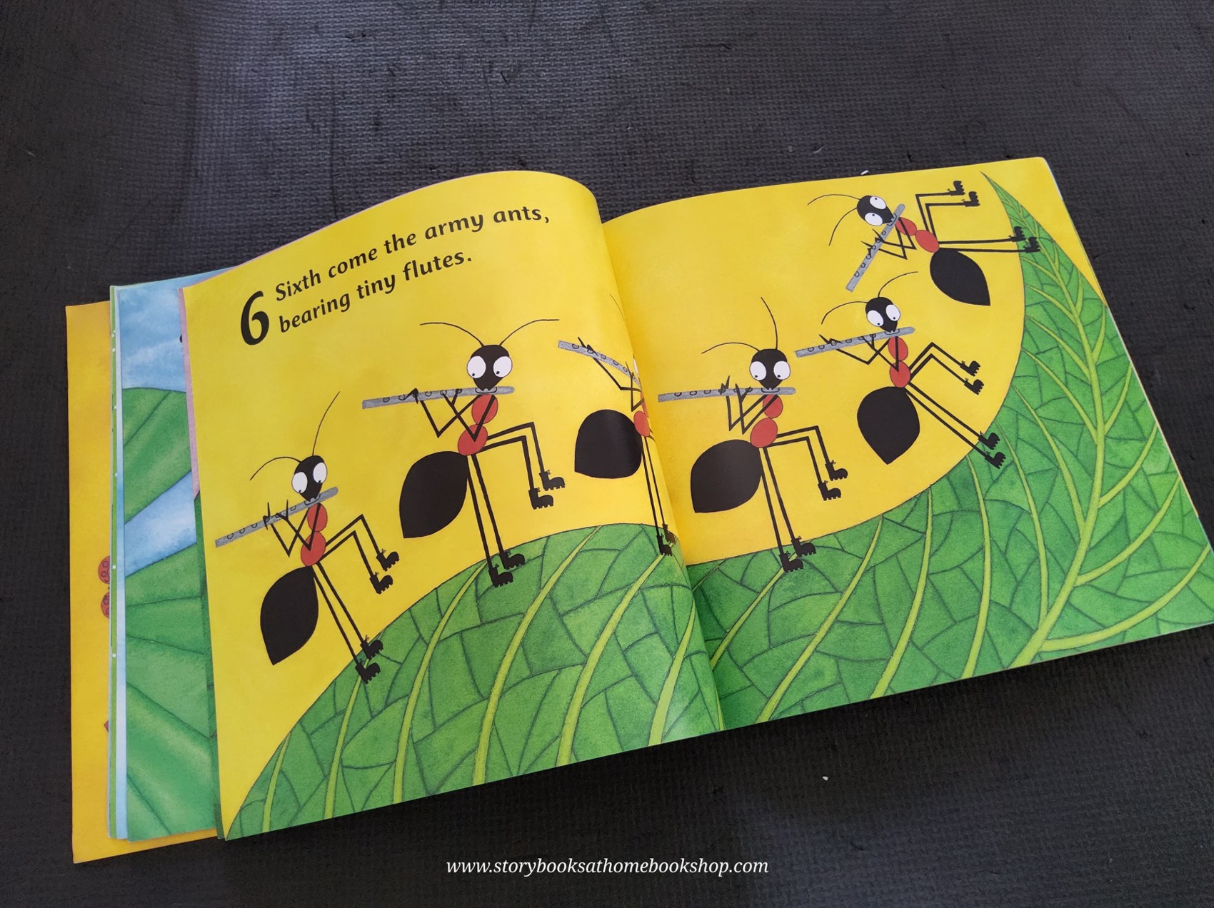 หนังสือนิทานปกอ่อน** 🍅🍓CREEPY CRAWLY CALYPSO WITH CD