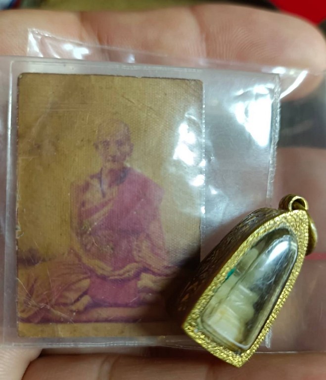 ๑. พระทัตธาตุ ครูบาแก้ว สุทโธ ๒.รูปถ่ายด้านหลังติดจีวร ๓. ล็อกเกตรุ่นแรก ปี ๑๘ ๔. เม็ดประคำจำนวน ๑ เม็ด ๕. รูปถ่ายด้านหลังติดพลอยคำ และ ๖.รูปหล่อรุ่น ๑ ของหลวงปู่แก้ว สุทโธ วัดดอยโมคลาน จ.เชียงใหม่