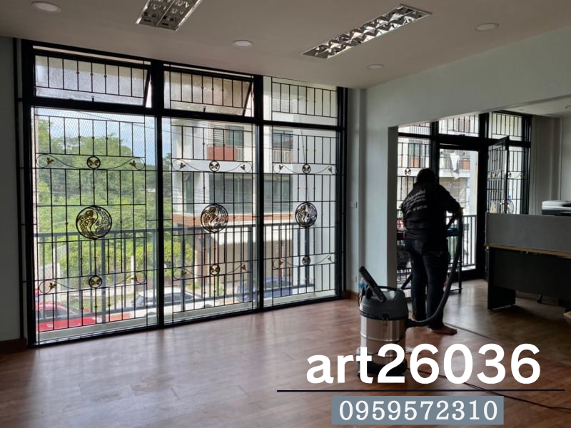 เหล็กดัดพร้อมมุ้งลวด ลายปลาวงกลม กรอบรอบสีดำ กระจกบานเลื่อน