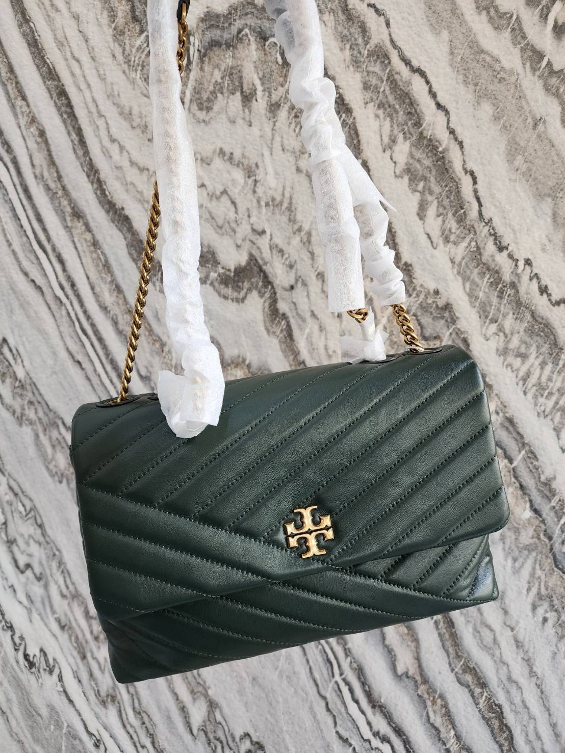 พร้อมส่ง New Tory Burch Kira Chevron Convertible Shoulder Bag ใบใหญ่11" สีเขียวเข้ม โลโก้ใหม่ หรูหรา ขนาด H8" x L11" x D3.2"