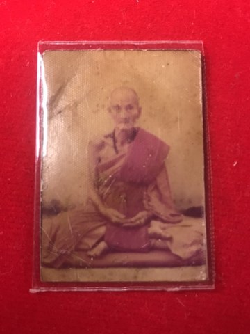 ๑. พระทัตธาตุ ครูบาแก้ว สุทโธ ๒.รูปถ่ายด้านหลังติดจีวร ๓. ล็อกเกตรุ่นแรก ปี ๑๘ ๔. เม็ดประคำจำนวน ๑ เม็ด ๕. รูปถ่ายด้านหลังติดพลอยคำ และ ๖.รูปหล่อรุ่น ๑ ของหลวงปู่แก้ว สุทโธ วัดดอยโมคลาน จ.เชียงใหม่