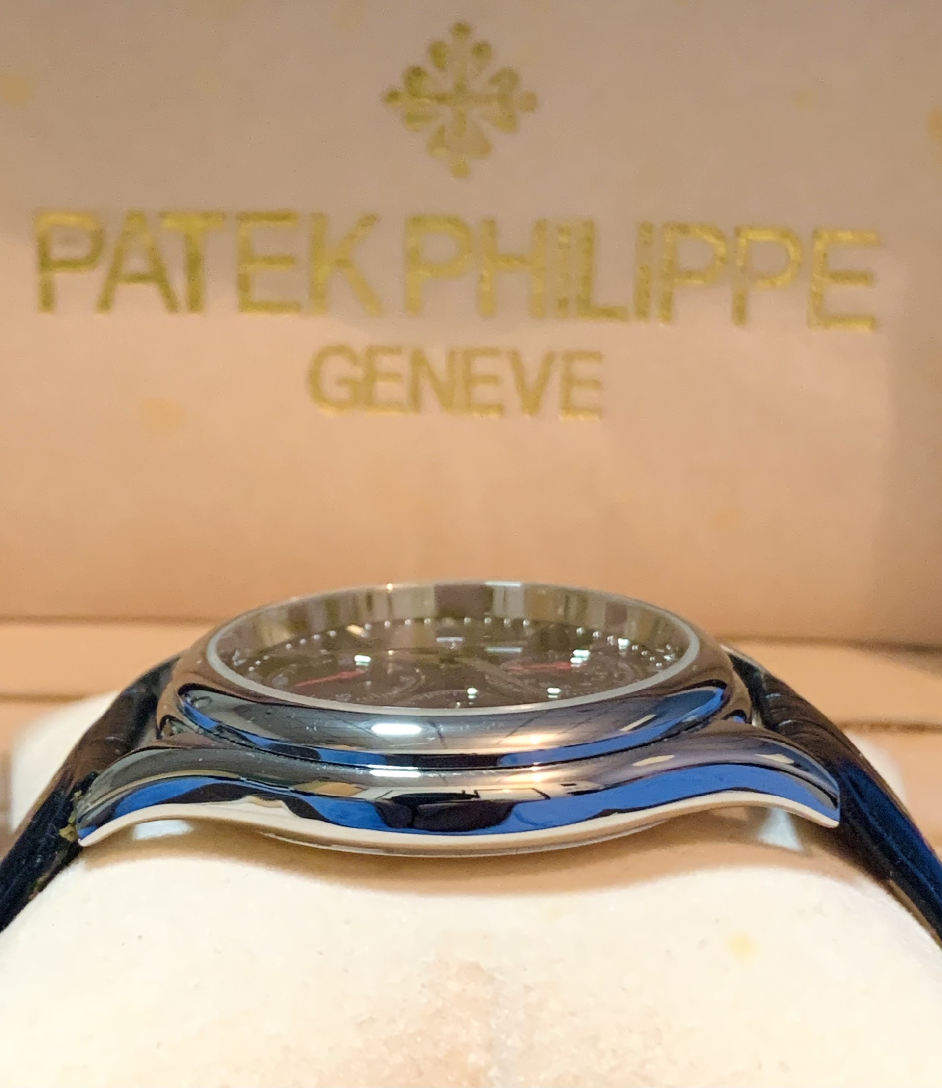 นาฬิกาข้อมือ สายหนังสีดำ ยี่ห้อ Patek Philippe Chronograph มือสอง