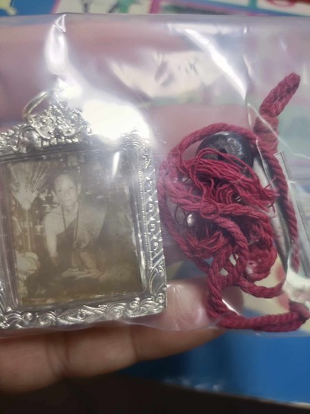 รูปถ่ายครูบาชุ่ม ปี 18 เลี่ยมเงิน พร้อมเม็ดประคำ และตะกรุดสาริกา ได้มาจากพ่อหนานวัน อาศัยอยู่ที่บ้านศรีสุพรรณ ต.ประตูป่า จ.ลำพูน พ่อหนานวัน อายุ 80 ปี พ่อหนานเล่าว่าตอนปี 2518 ตอนนั้นท่านอายุ 30 ต้น ๆ ท่านบวชอยู่วัดประตูป่า จ.ลำพูน