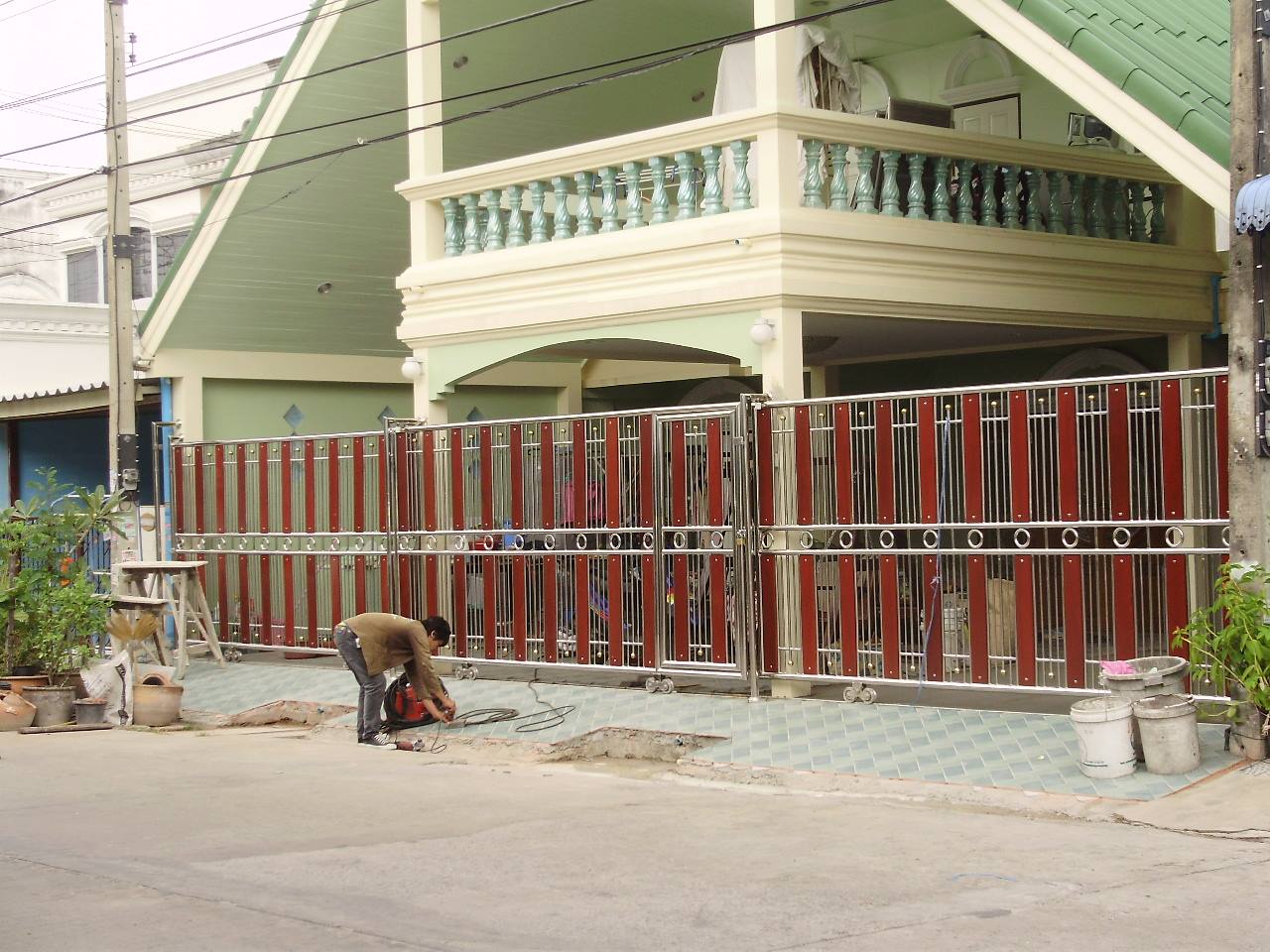 รั้วหน้าบ้าน