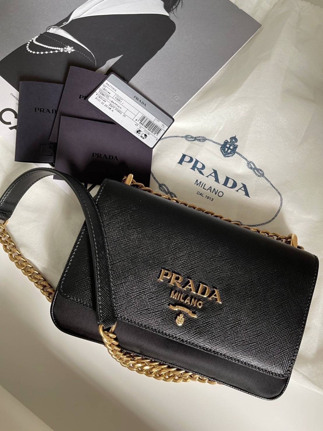 New Prada Pattina หนัง saffiano อะไหล่ทอง มี 2 ช่องใส่ของ สะพายได้ 2 แบบค่ะ