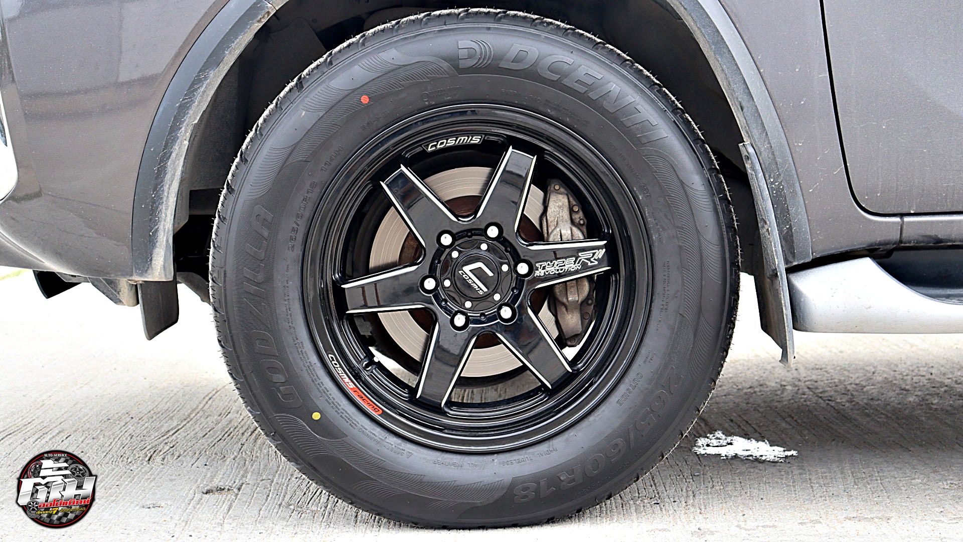 TOYOTA FORTUNER เปลี่ยนล้อยาง ล้อ COSMIS TYPE-R Revolution ขอบ18นิ้ว ยาง DCENTI GODZILLA 265/60R18 114H