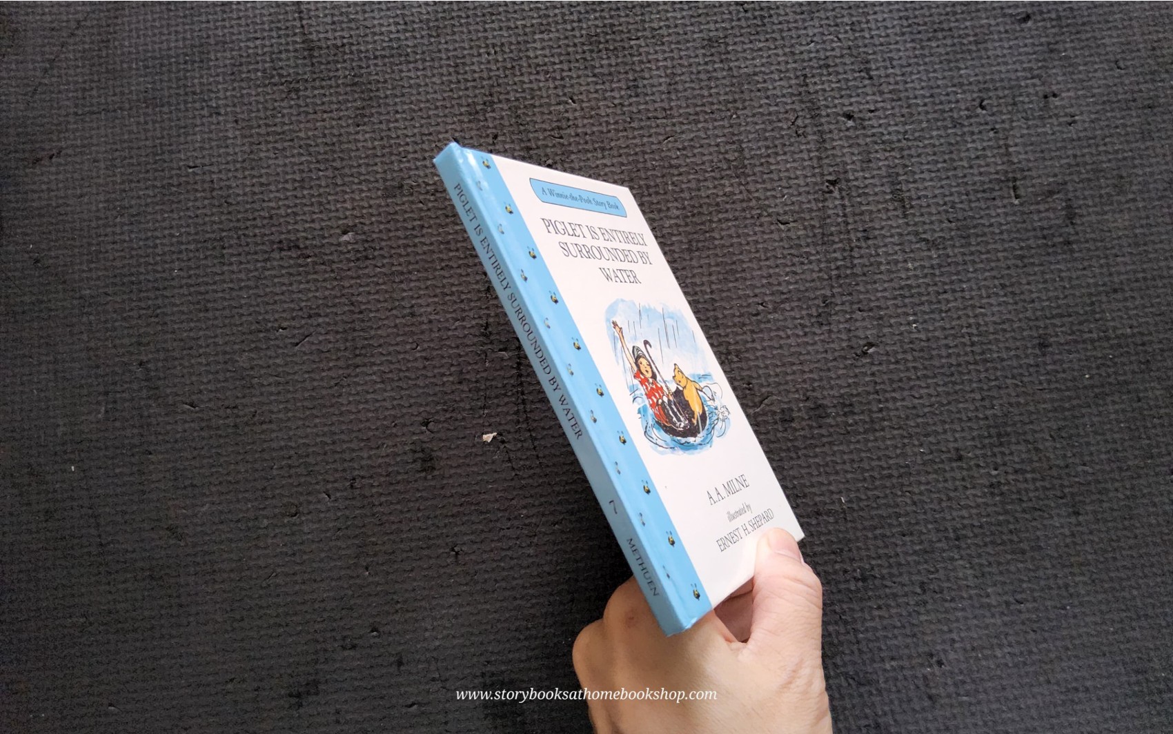 หนังสือนิทานปกแข็ง** 🍅🍅WINNIE THE POOH STORY BOOK : PIGLET IS ENTIRELY SURROUNDED BY WATER#7 BY A.A. MILNE
