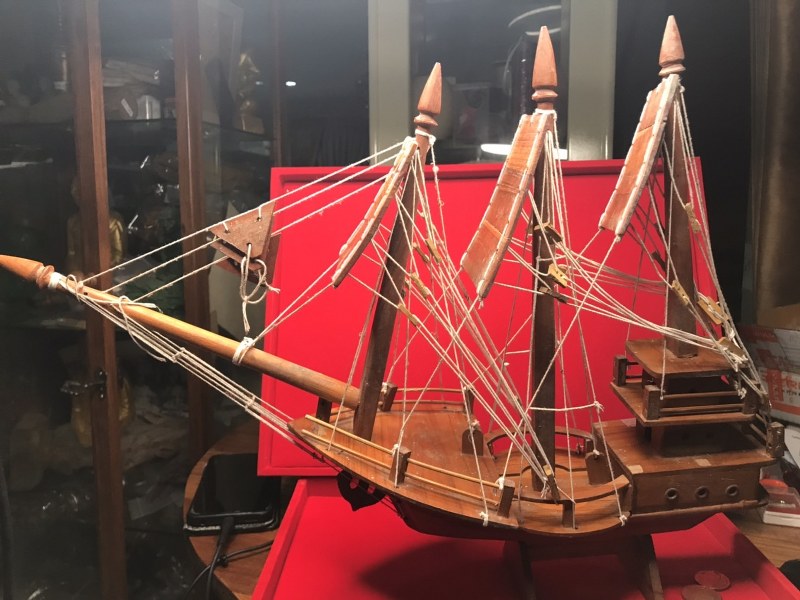 เรือใบ มีรอยจารหลวงปู่ครูบาชัยยะวงศา บนใบเรือใบหน้า และใบกลาง เป็นของกำนันแก้ว กำนันแก้วท่านเป็นคนบ้านห้วยไฟ ต.แม่อาว อ.ป่าซาง ใกล้ดอยทุ่งหัวช้าง