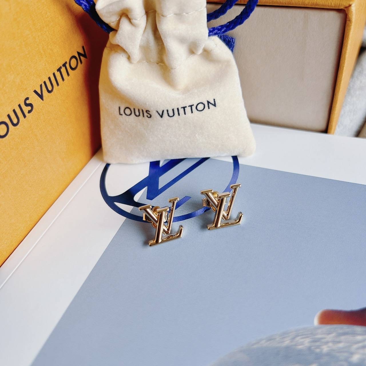 New LV Iconic Earrings ต่างหู LV อะไหล่ทอง อุปกรณ์: กล่อง/ถุงผ้า/การ์ด/ถุงกระดาษ/ริบบิ้น