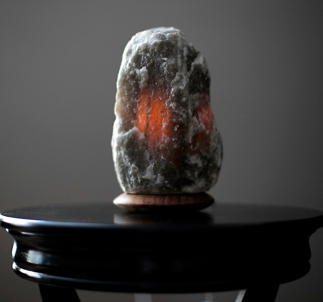 โคมไฟหินเกลือสีดำ (Himalayan black Salt) หรือ กาลานามัค
